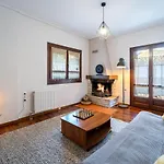 The Foxes - Modern 1bd In The Forest Apartment Gavros