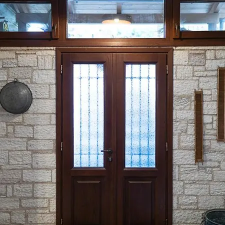 The Foxes - Modern 1bd In The Forest Gavros